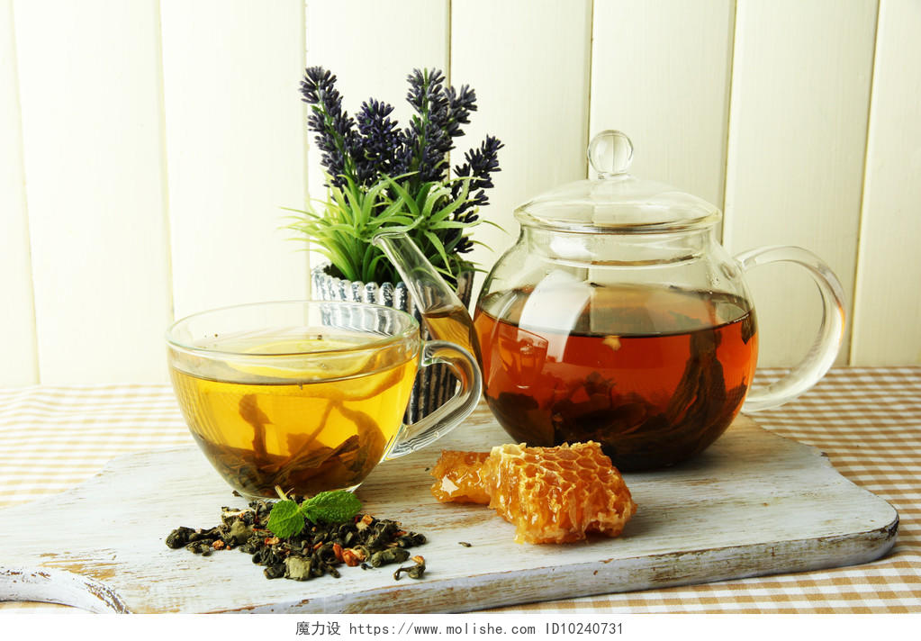 茶杯和茶壶桌上放蜂蜜木制底座